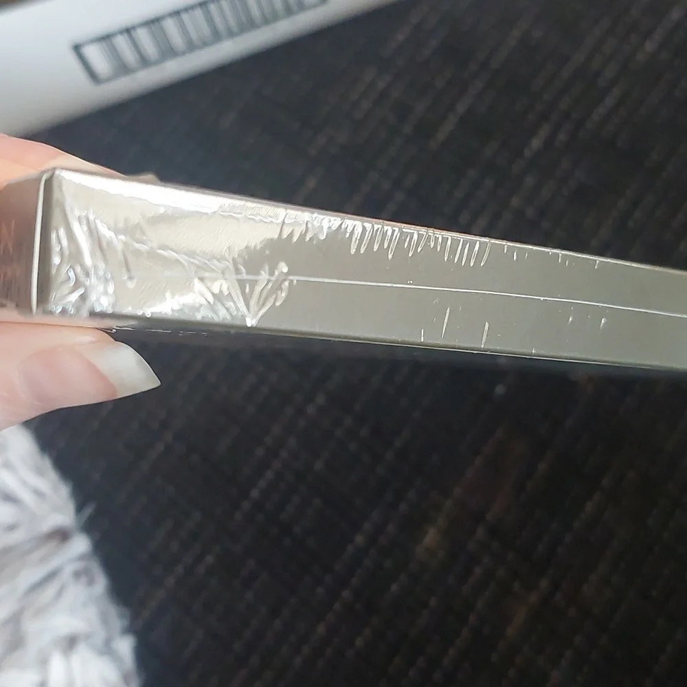 Makeup Revolution new seal